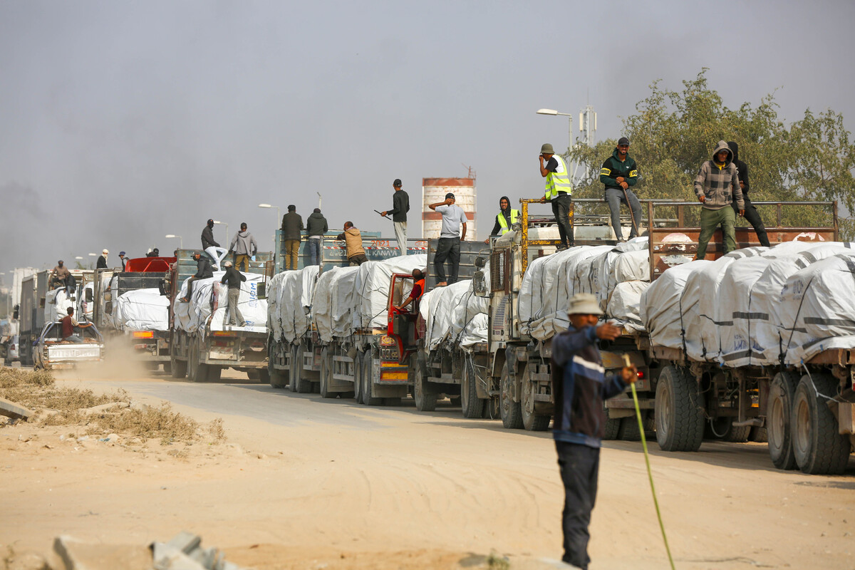 Trucks carrying food and fuel are passing through the Kissufim Border Crossing and heading towards Gaza under the ceasefire agreement between Israel and Hamas and reach the Gaza Strip in Deir al-Balah, Gaza on November 06, 2025. [Mohammed Nassar - Anadolu Agency]