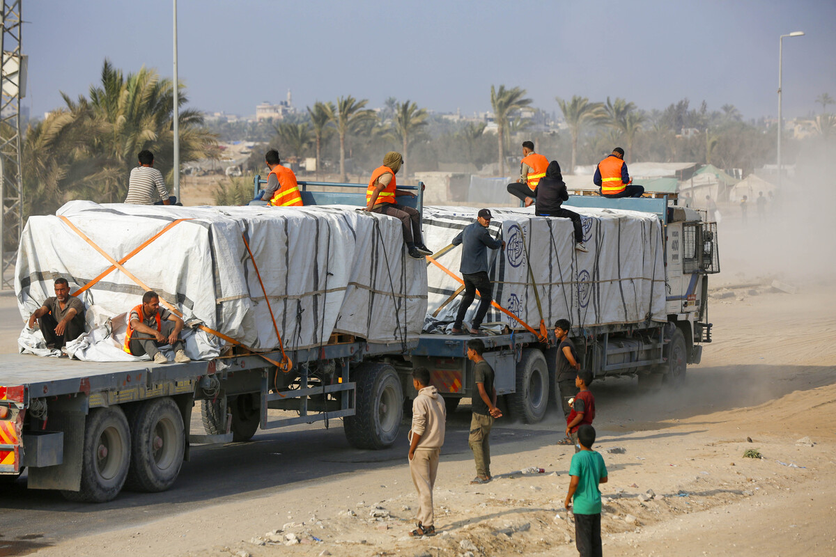 Trucks carrying food and fuel are passing through the Kissufim Border Crossing and heading towards Gaza under the ceasefire agreement between Israel and Hamas and reach the Gaza Strip in Deir al-Balah, Gaza on November 06, 2025. [Mohammed Nassar - Anadolu Agency]