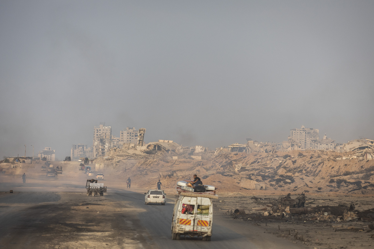 Palestinians live under difficult conditions at Sheikh Radwan neighborhood in Gaza City, which was devastated by Israeli airstrikes on November 6, 2025. [Mahmoud Abu Hamda - Anadolu Agency]