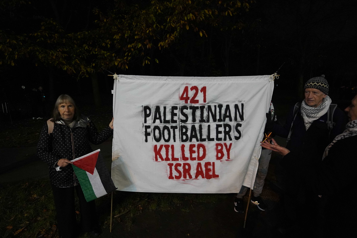 Pro-Palestinian protesters gather outside the stadium before the UEFA Europa League football match day 4, between Aston Villa and Maccabi Tel-Aviv at Villa Park in Birmingham on November 06, 2025. [Ioannis Alexopoulos - Anadolu Agency]