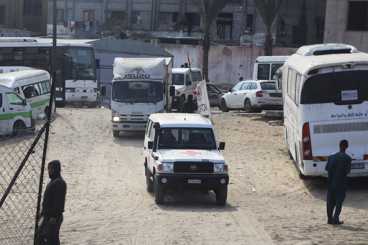 Teams from the International Committee of the Red Cross (ICRC) are brought the bodies of 15 Palestinians to Nasser Hospital after handed over by Israel under cease-fire and hostage-prisoner exchange agreement, in Khan Yunis, Gaza on November 8, 2025. [Abdallah F.s. Alattar - Anadolu Agency]