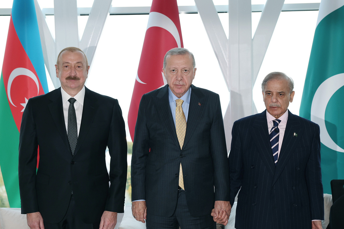 Turkish President Recep Tayyip Erdogan (C) meets with Azerbaijani President Ilham Aliyev (L) and Pakistani Prime Minister Shehbaz Sharif (R) as part of the Azerbaijan's Victory Day Ceremony on November 8, 2025 in Baku, Azerbaijan. [Turkish Presidency / Murat Kula - Anadolu Agency]