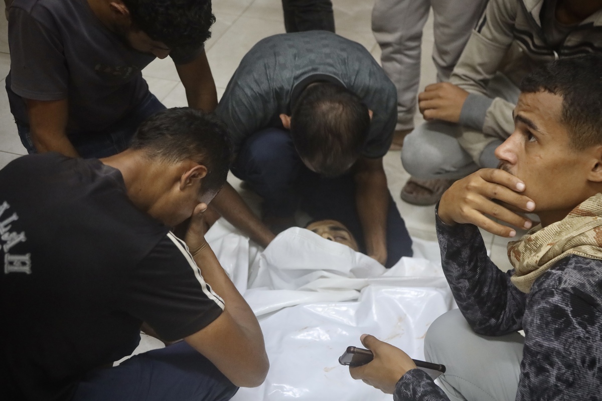 Relatives of the two Palestinians killed in Israeli attacks, mourn as the bodies are brought to Nasser Hospital in Khan Yunis, Gaza on November 10, 2025. ( Abdallah F.s. Alattar - Anadolu Agency]