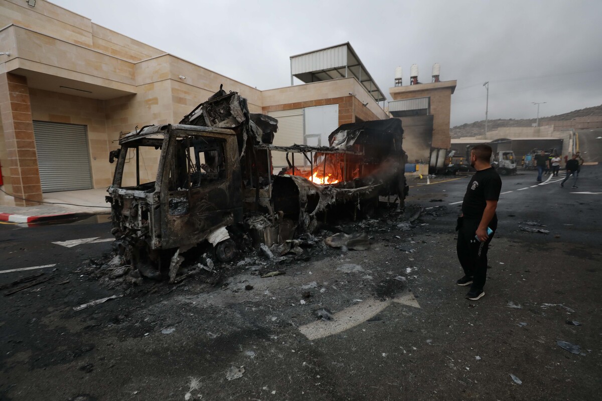 Israeli illegal settlers set fire to Palestinian vehicles in the West ...