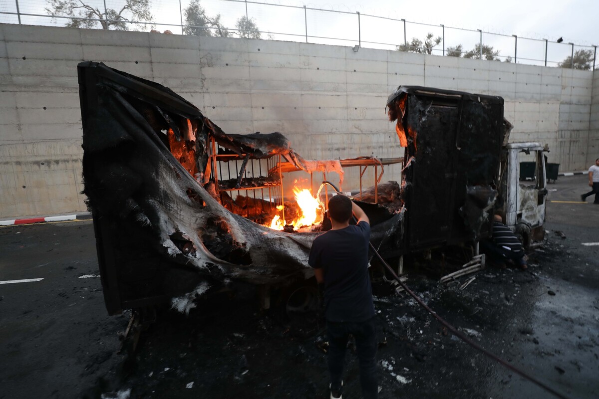 Israeli illegal settlers set fire to Palestinian vehicles in the West ...