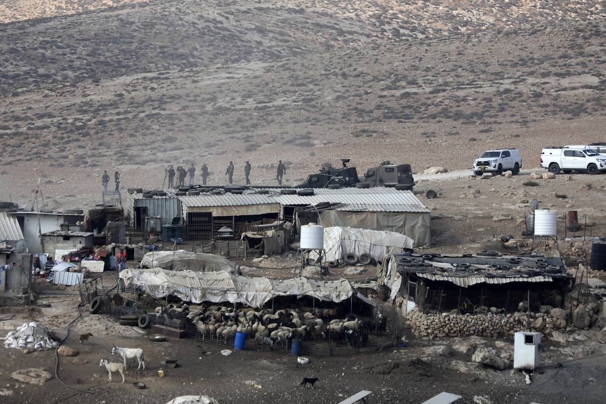 Israeli forces seal doors of Palestinian homes in Hebron, residents left trapped inside