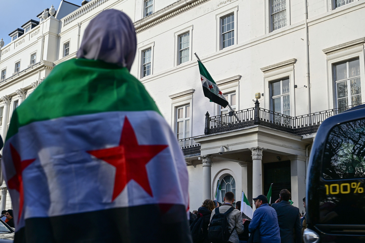 Syrian flag again raised at London embassy after 12-year closure
