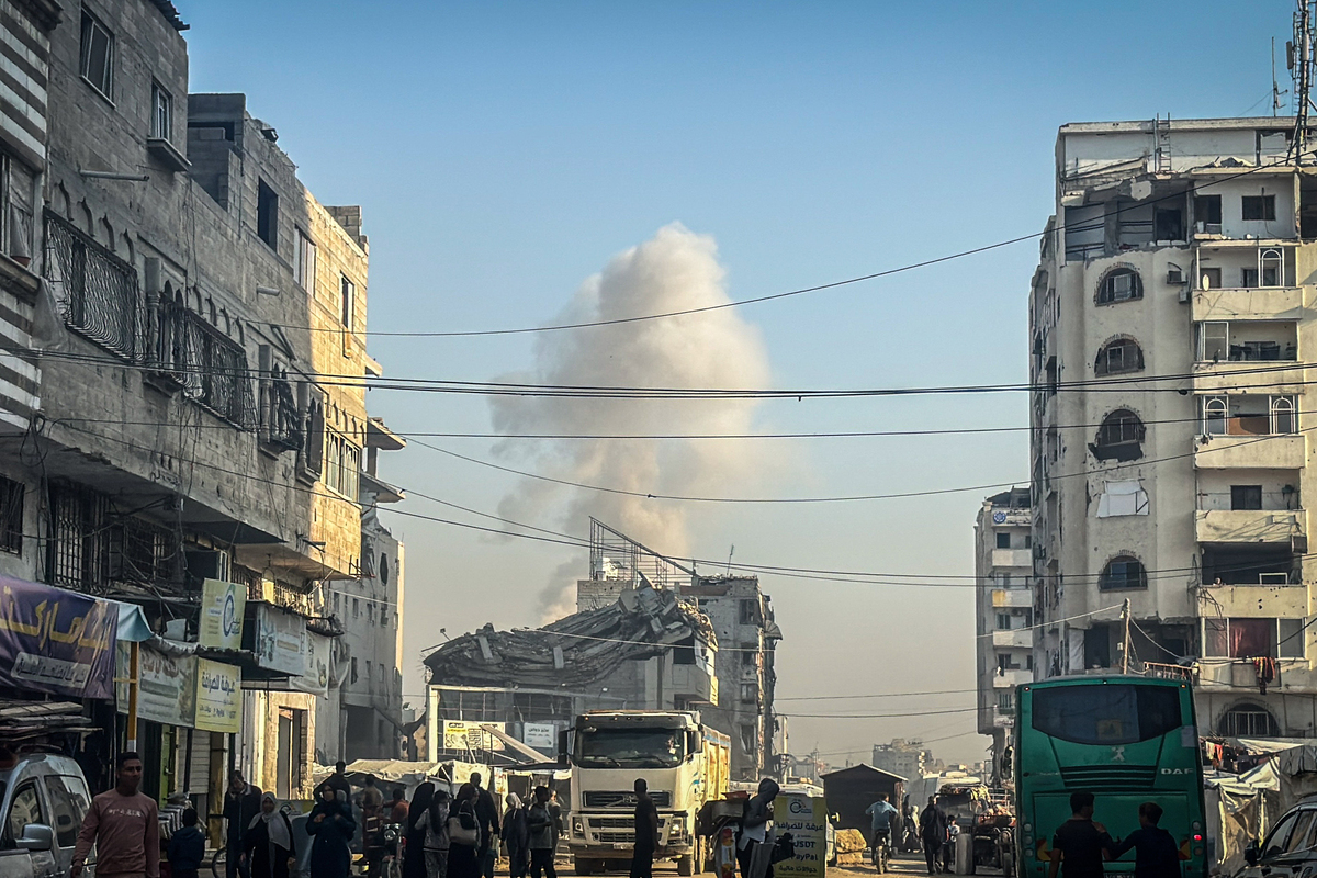 Smoke billows over residential areas in eastern Gaza after Israeli forces carried out new strikes near the “Yellow Line,” despite their earlier withdrawal following a cease-fire in Gaza City, Gaza on November 18, 2025. [Hamza Z. H. Qraiqea - Anadolu Agency]