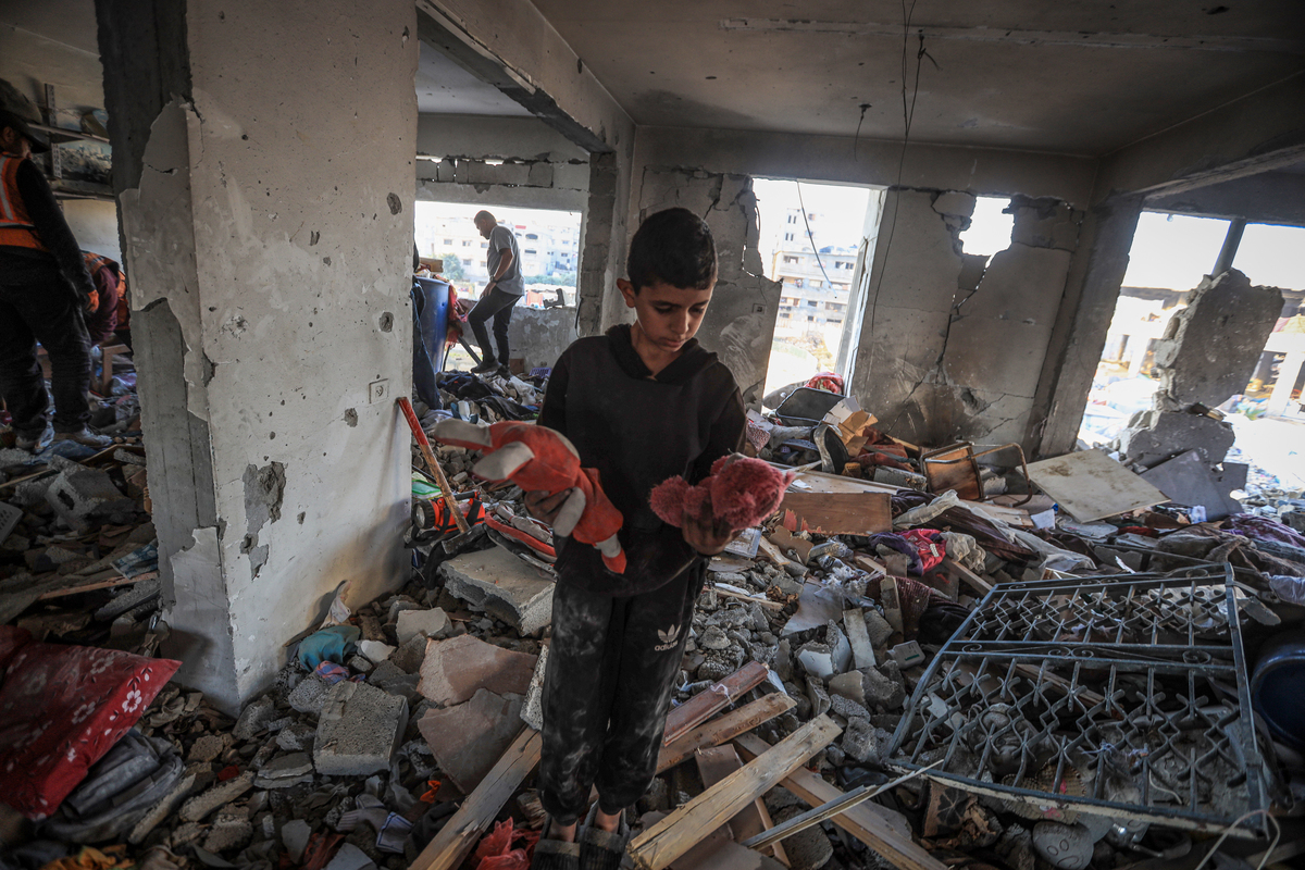Civil defense teams continue search and rescue efforts with limited resources, trying to reach people trapped under the rubble after the Israeli strike in violation of the ceasefire, which left more than ten people dead in Gaza City, Gaza on November 20, 2025. [Hamza Z. H. Qraiqea - Anadolu Agency]