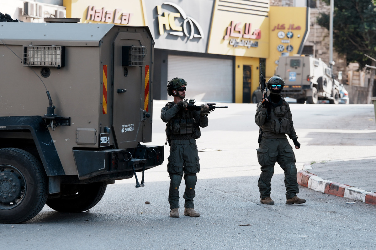Israeli army carry out large-scale raids including Hajj Nimr Mosque and detained a large number of Palestinians in Nablus, West Bank on November 20, 2025. [Issam Rimawi - Anadolu Agency]