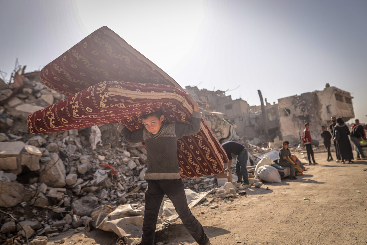 Palestinian families set out for areas they consider safer taking with them whatever belongings they could carry after the Israeli army expanded the so-called ‘Yellow Line’, where its forces are stationed, by placing new concrete blocks and carrying out attacks in the area in violation of the cease-fire in Gaza Strip on November 21, 2025. [Saeed M. M. T. Jaras - Anadolu Agency]