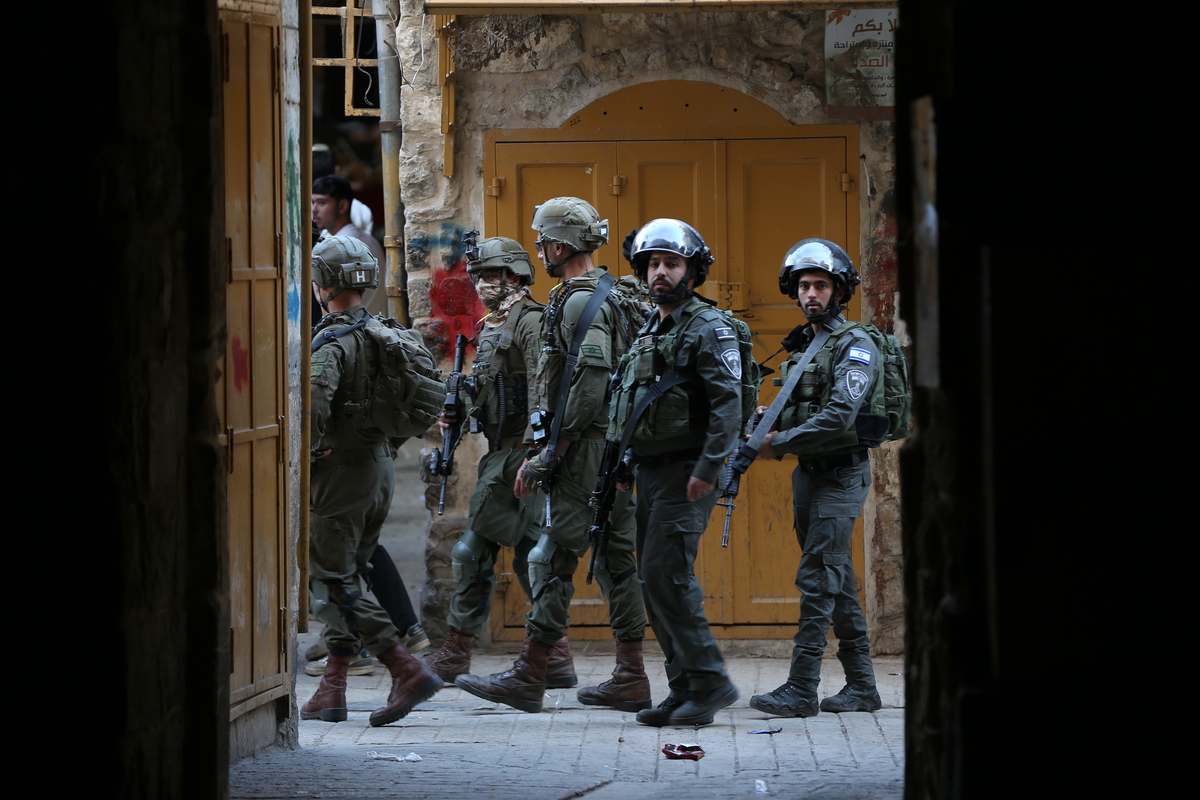 Israeli forces take security measures as Israelis, who are under the protection of Israeli police, raid in the Hebron city, West Bank on November 22, 2025. [Wisam Hashlamoun - Anadolu Agency]