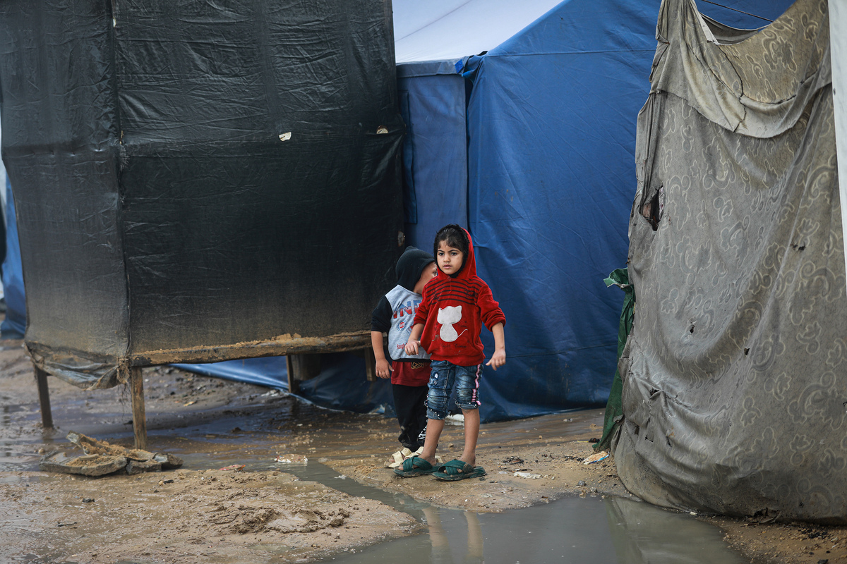 Heavy rain floods tents sheltering displaced Palestinians in Deir al ...