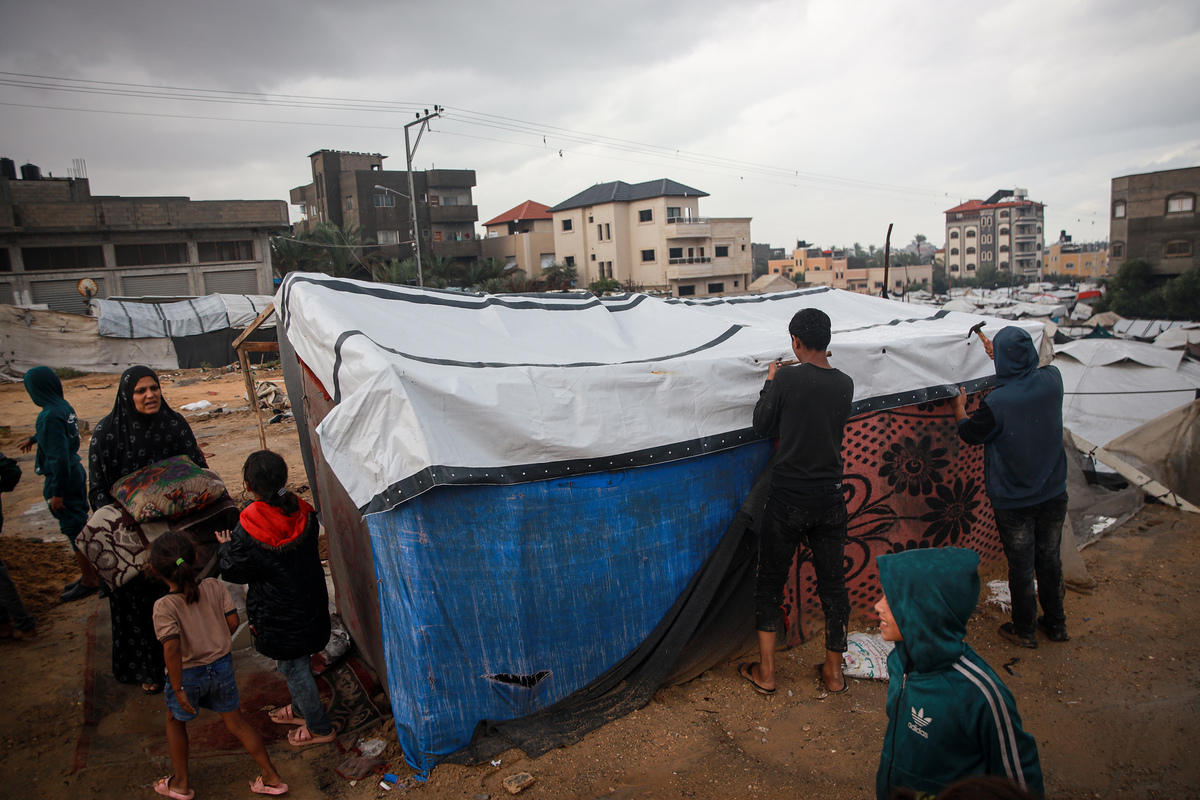 Heavy rain floods tents sheltering displaced Palestinians in Deir al ...