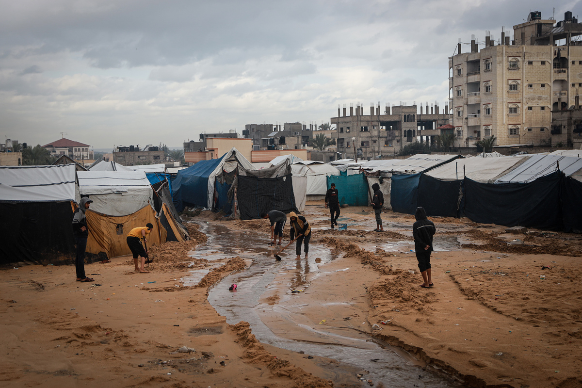 Heavy rain floods tents sheltering displaced Palestinians in Deir al ...