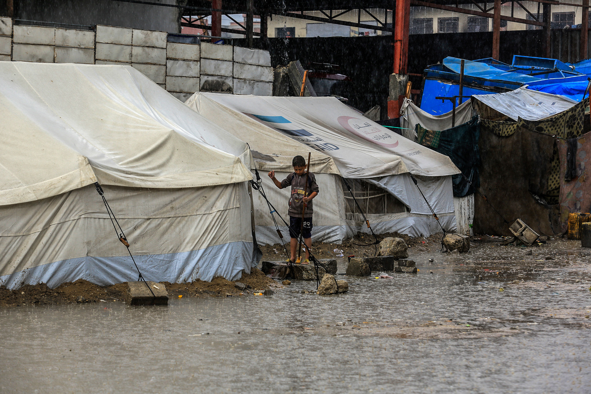Heavy rain floods tent city in Khan Yunis, Gaza – Middle East Monitor