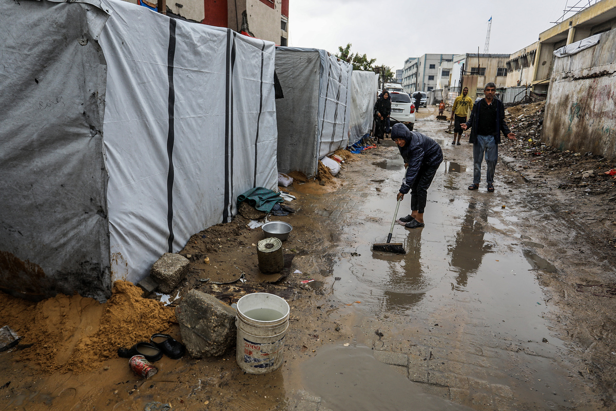 Heavy rain floods tent city in Khan Yunis, Gaza – Middle East Monitor