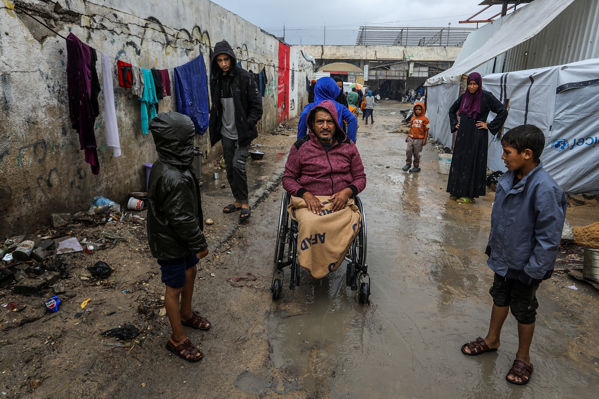 Heavy rain floods tent city in Khan Yunis, Gaza – Middle East Monitor