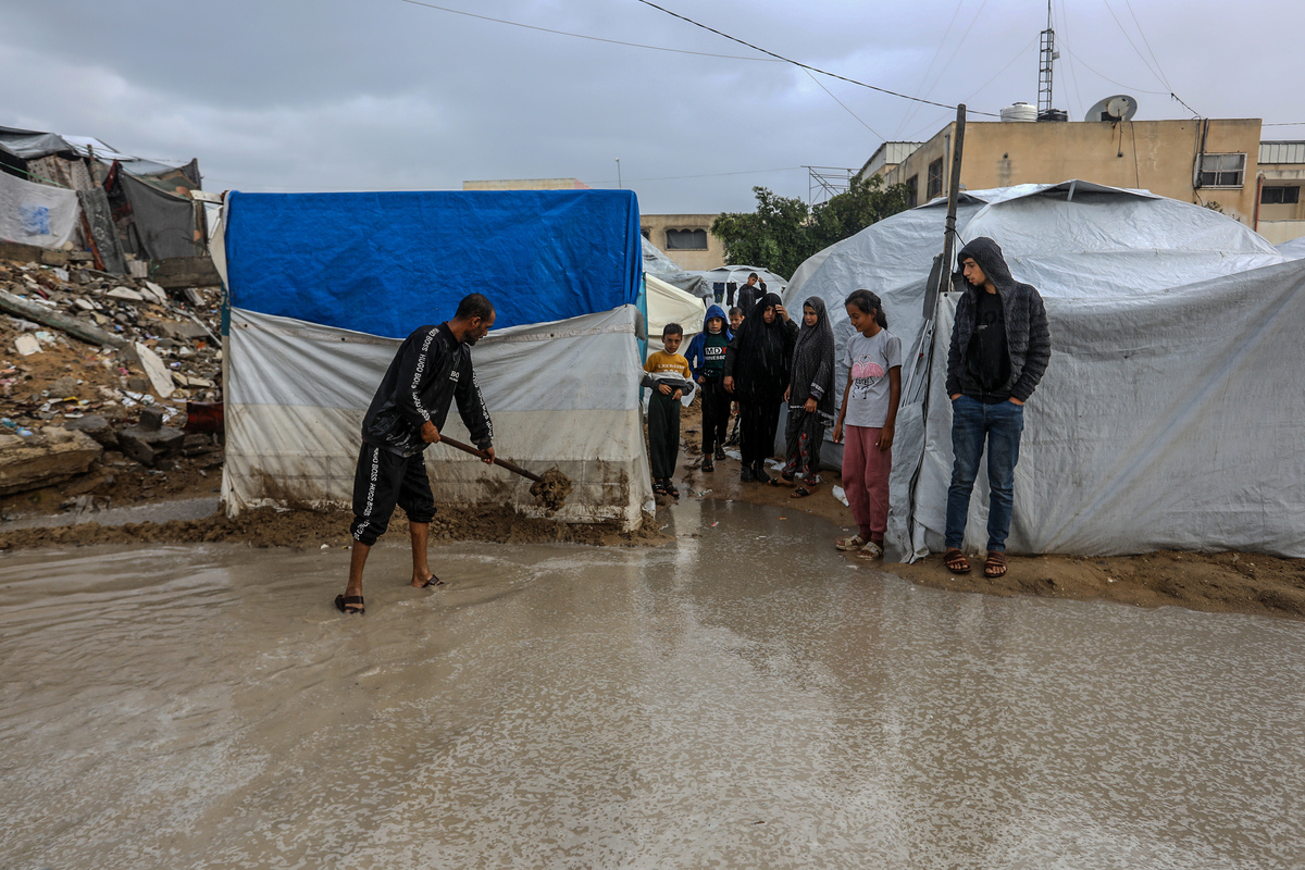 Heavy rain floods tent city in Khan Yunis, Gaza – Middle East Monitor