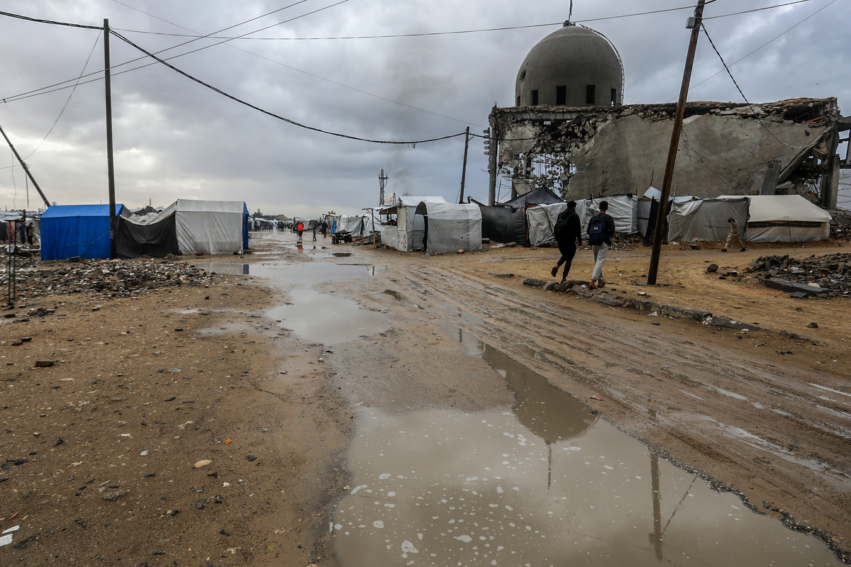 Heavy rain floods tent city in Khan Yunis, Gaza – Middle East Monitor