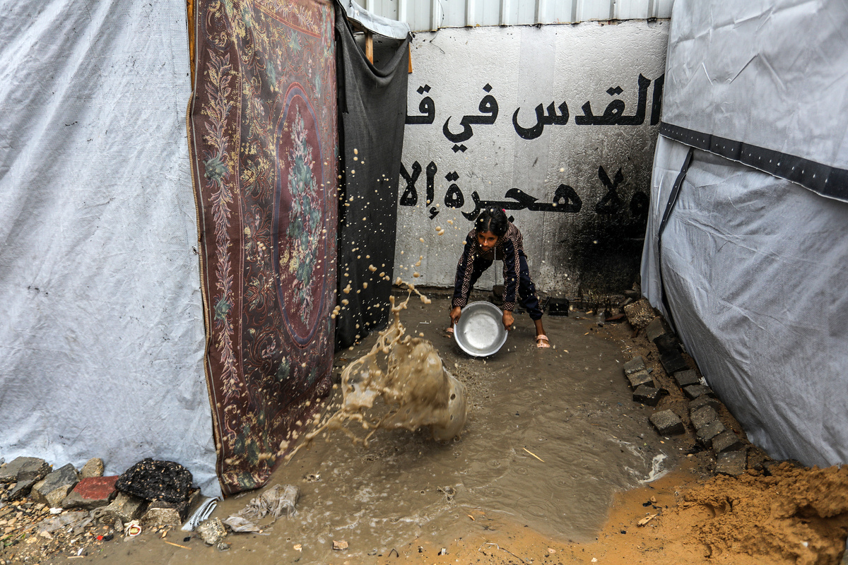 Heavy rain floods tent city in Khan Yunis, Gaza – Middle East Monitor