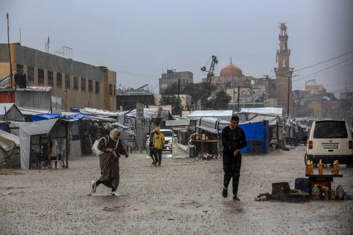 Heavy rain floods tent city in Khan Yunis, Gaza – Middle East Monitor