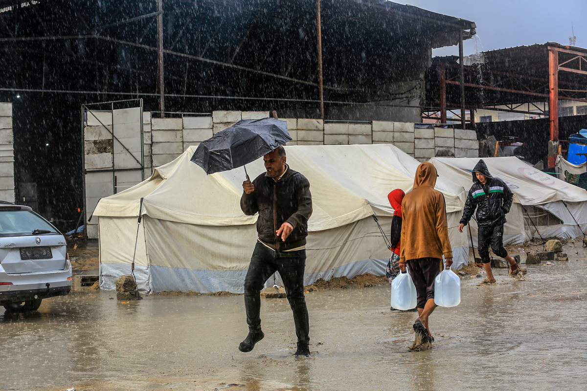 Heavy rain floods tent city in Khan Yunis, Gaza – Middle East Monitor