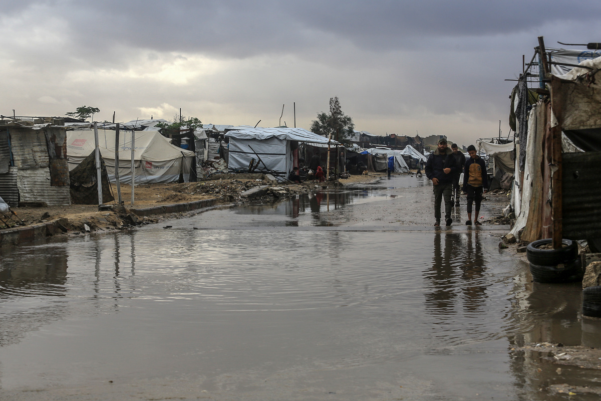 Heavy rain floods tent city in Khan Yunis, Gaza – Middle East Monitor