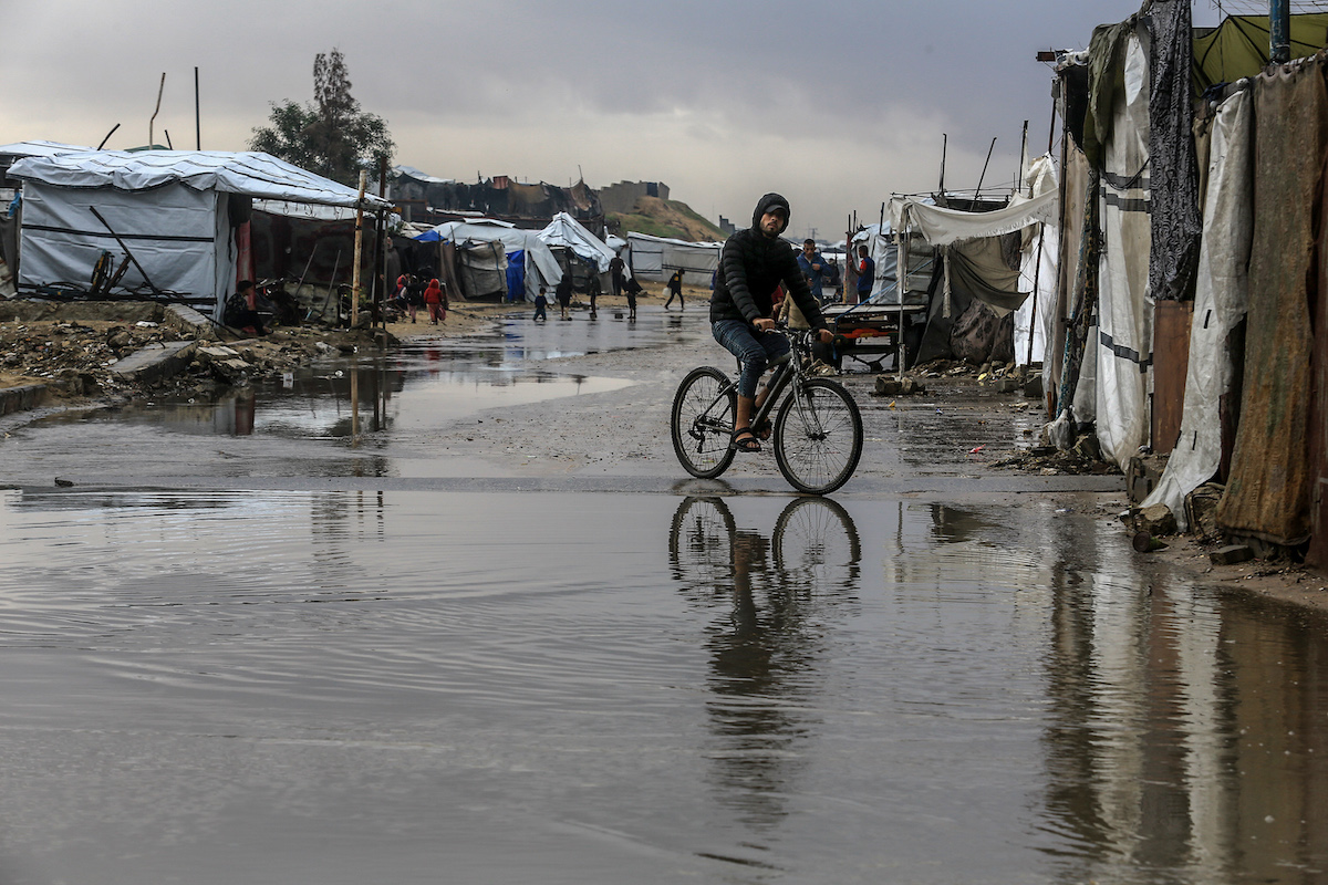 Heavy rain floods tent city in Khan Yunis, Gaza – Middle East Monitor