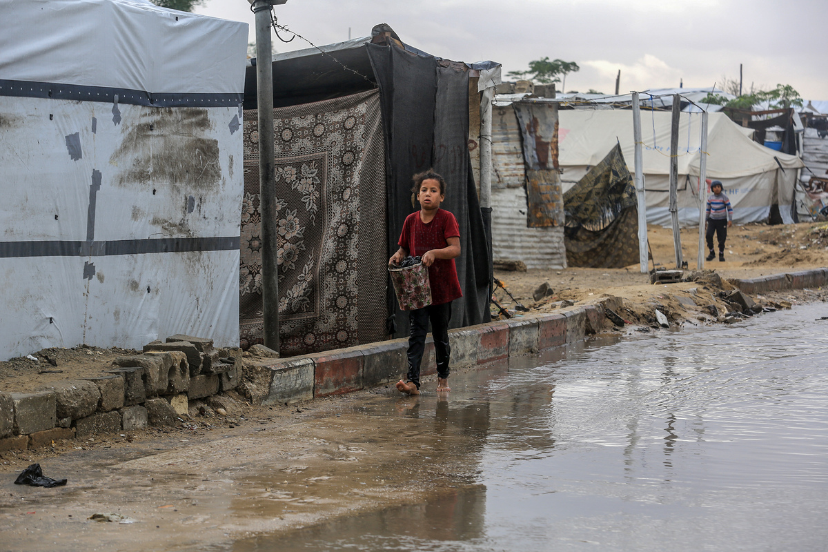 Heavy rain floods tent city in Khan Yunis, Gaza – Middle East Monitor