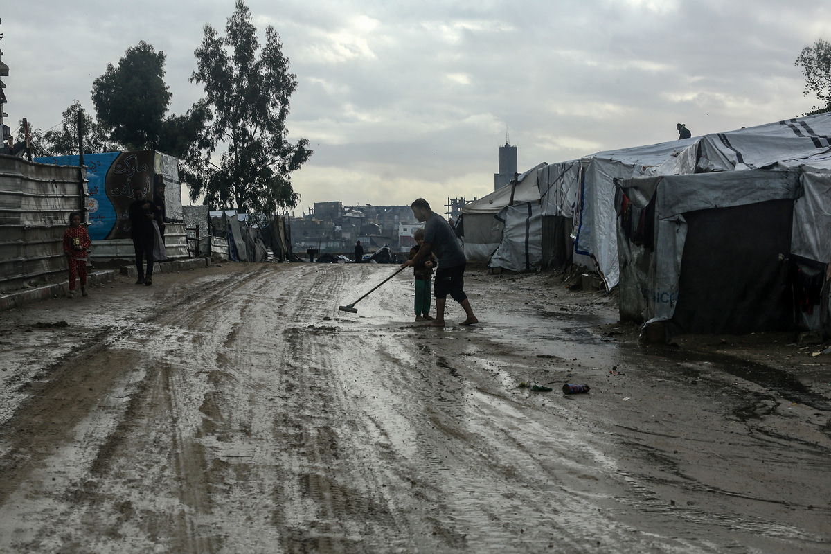 Heavy rain floods tent city in Khan Yunis, Gaza – Middle East Monitor