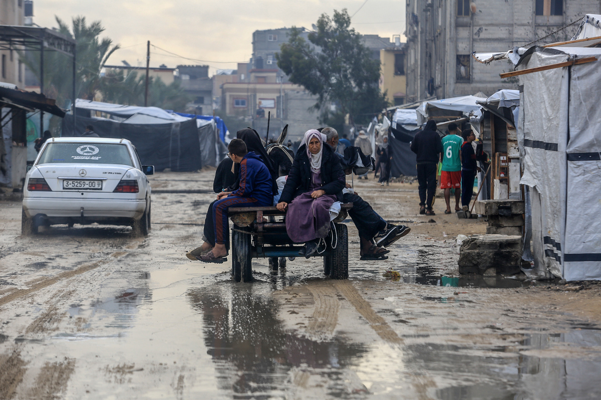 Heavy rain floods tent city in Khan Yunis, Gaza – Middle East Monitor