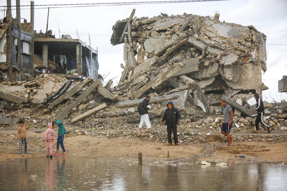 Heavy rain floods tents sheltering displaced Palestinians in Gaza Strip ...