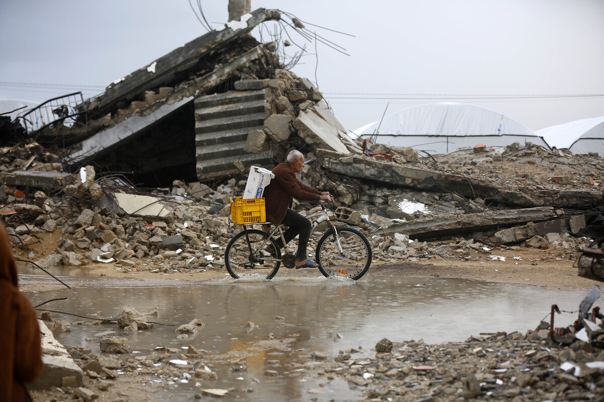 Heavy rain floods tents sheltering displaced Palestinians in Gaza Strip ...