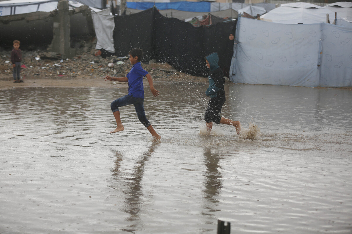 Heavy rainfall flooded many tents sheltering displaced Palestinians in Gaza Strip on November 25, 2025. [Mohammed Nassar - Anadolu Agency]