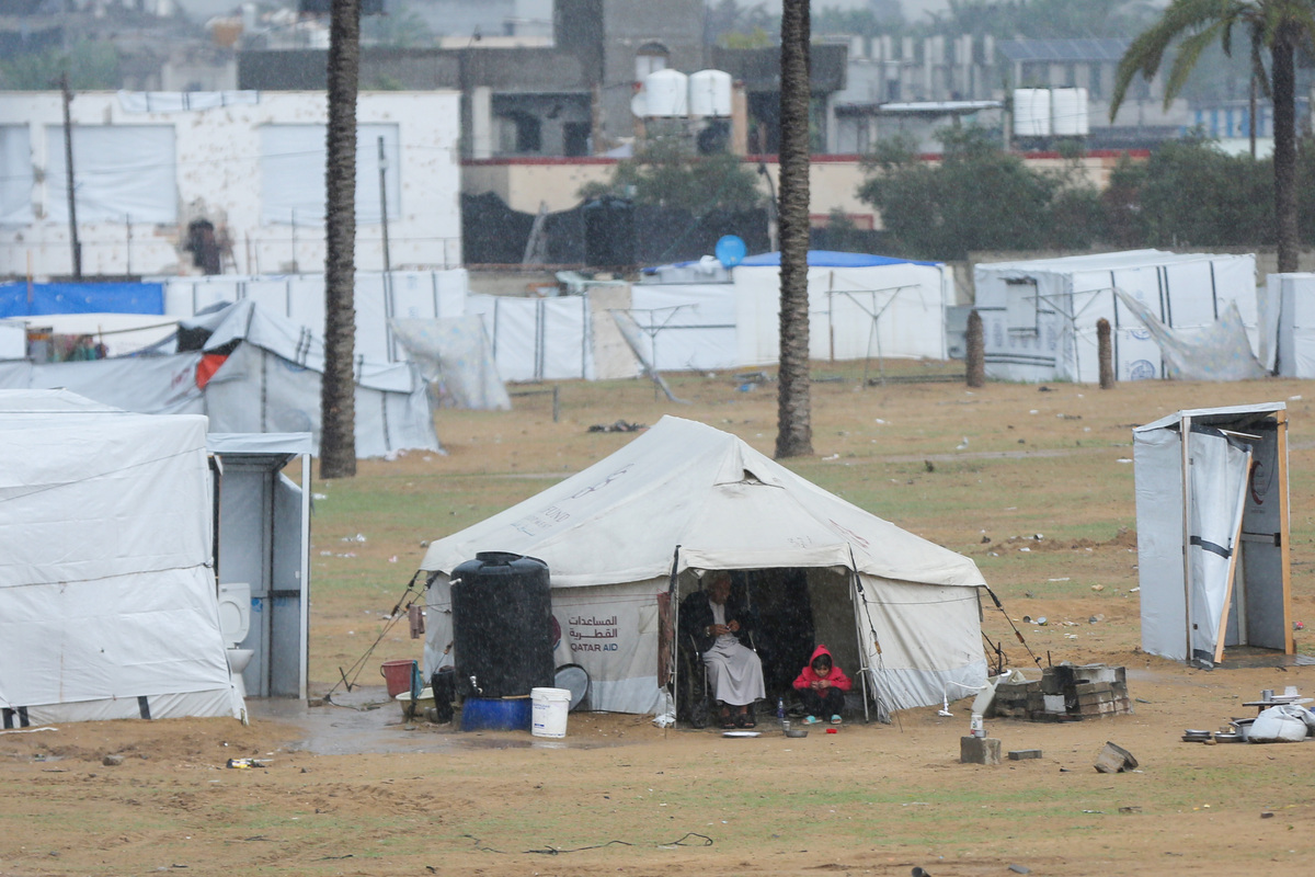 Heavy rain floods tents sheltering displaced Palestinians in Gaza Strip ...