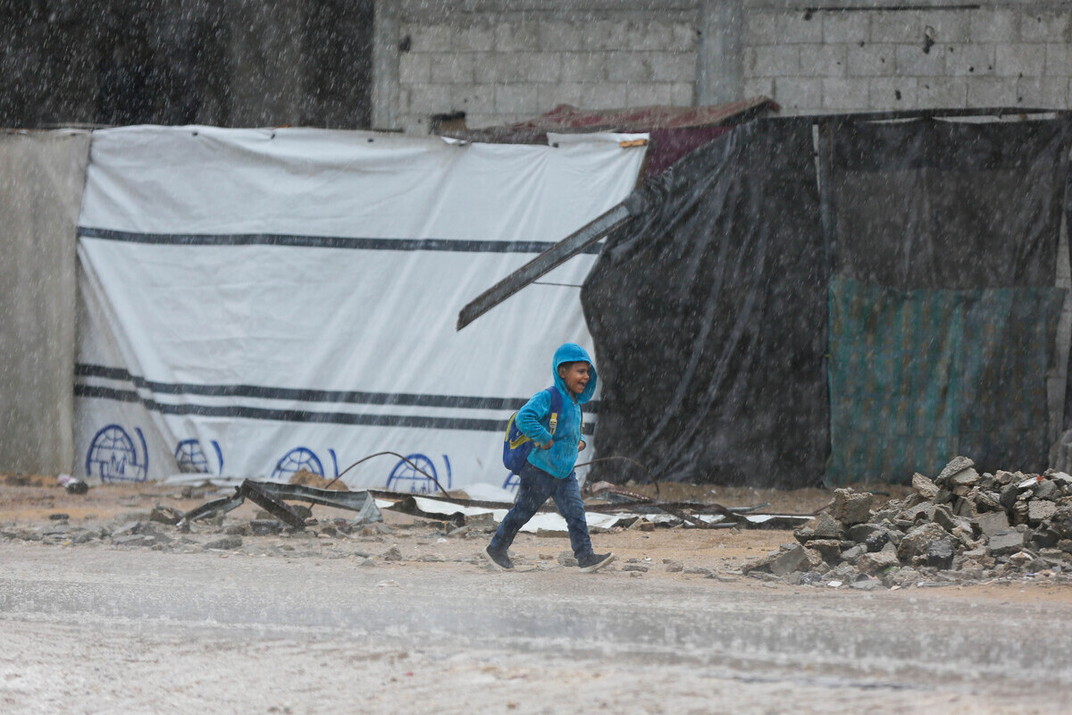 Heavy rain floods tents sheltering displaced Palestinians in Gaza Strip ...