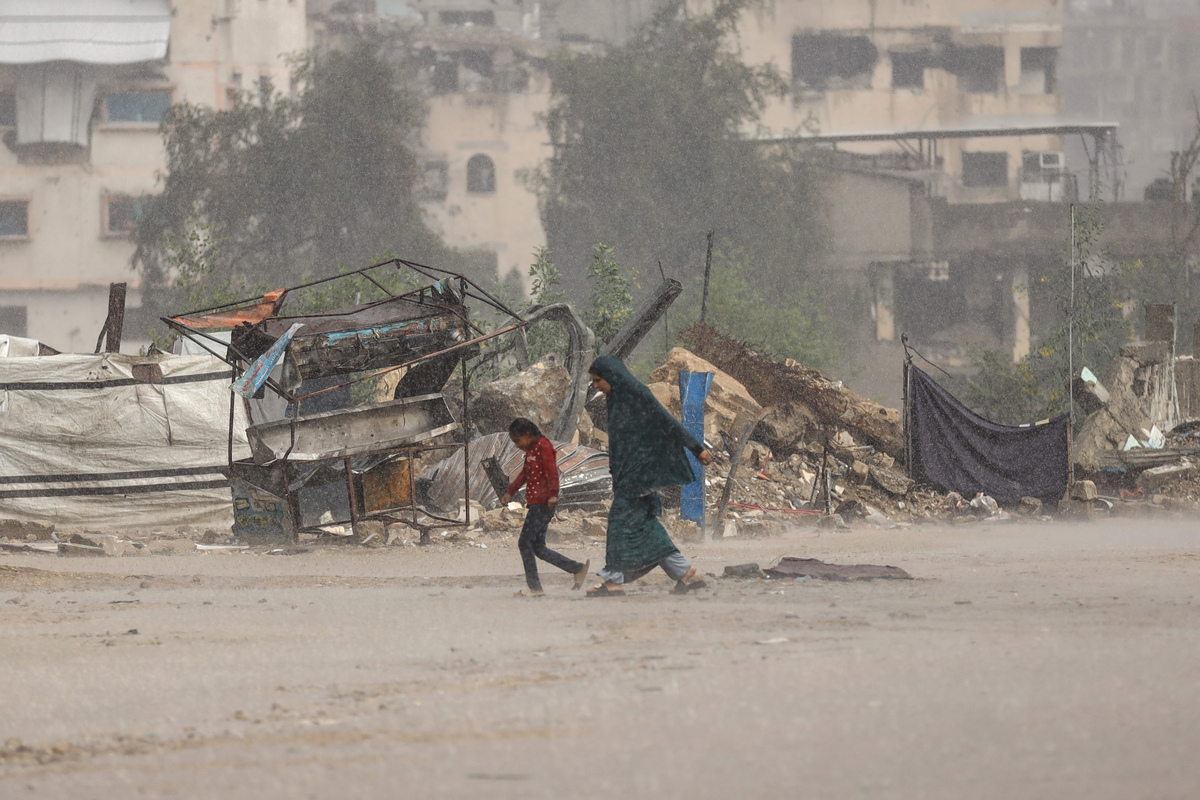 Heavy rain floods displaced Palestinians’ tents in Gaza – Middle East ...