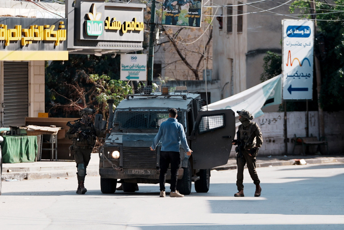 The Israeli army, which launched large-scale attacks, continues its raids for a second day in the city of Tubas in the northern part of the West Bank on November 27, 2025. [Issam Rimawi - Anadolu Agency]