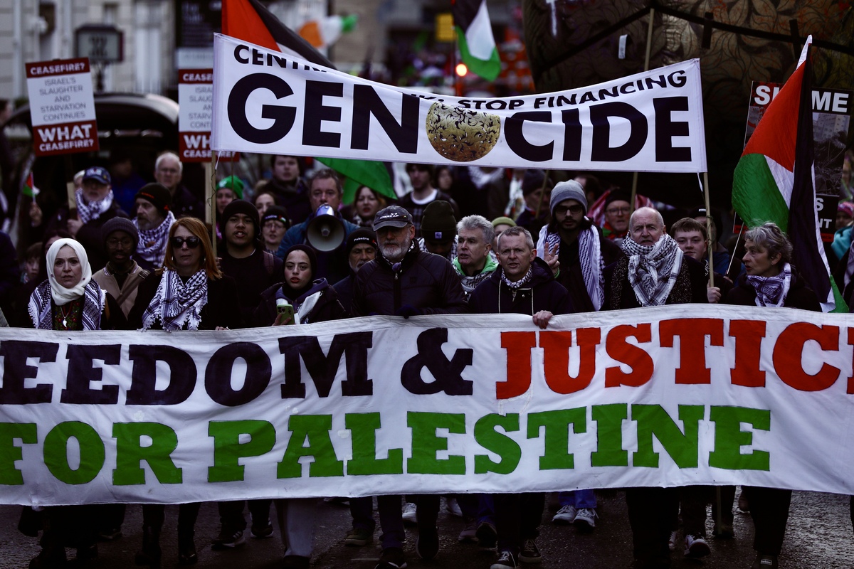 Pro-Palestinian demonstrators gather on O’Connell Street before marching toward the Dail urging the Irish government to impose sanctions on Israel over its ongoing attacks over Gaza, in Dublin, Ireland on November 29, 2025. [Mostafa Darwish - Anadolu Agency]