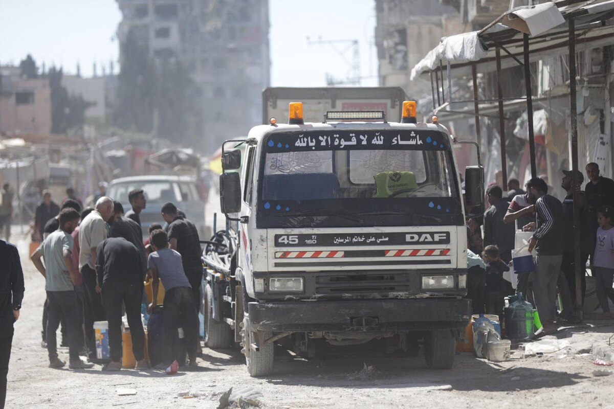 Facing devastation, their first act is one of profound perseverance: securing the water to live. [Mohammed Asad/Middle East Monitor]