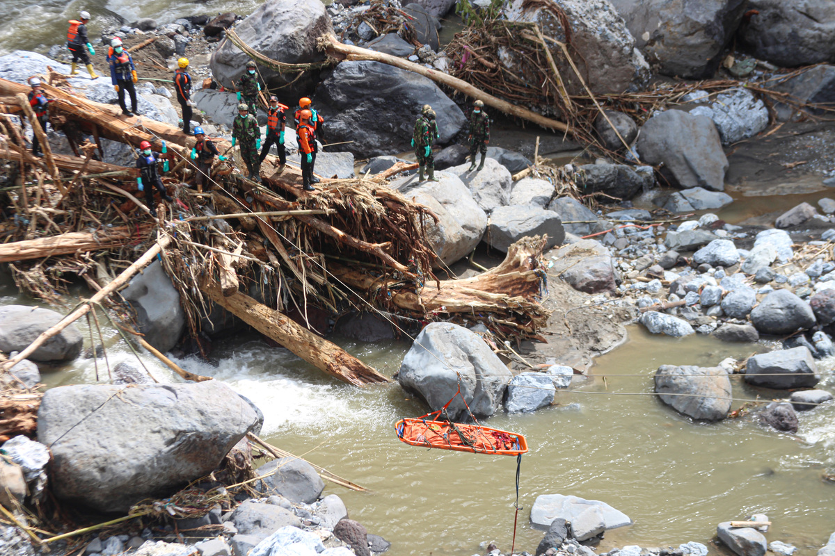 Joint SAR teams recover the bodies of flood victims in Tanah Datar, West Sumatra province of Indonesia on December 01, 2025. [Adi Prima - Anadolu Agency]
