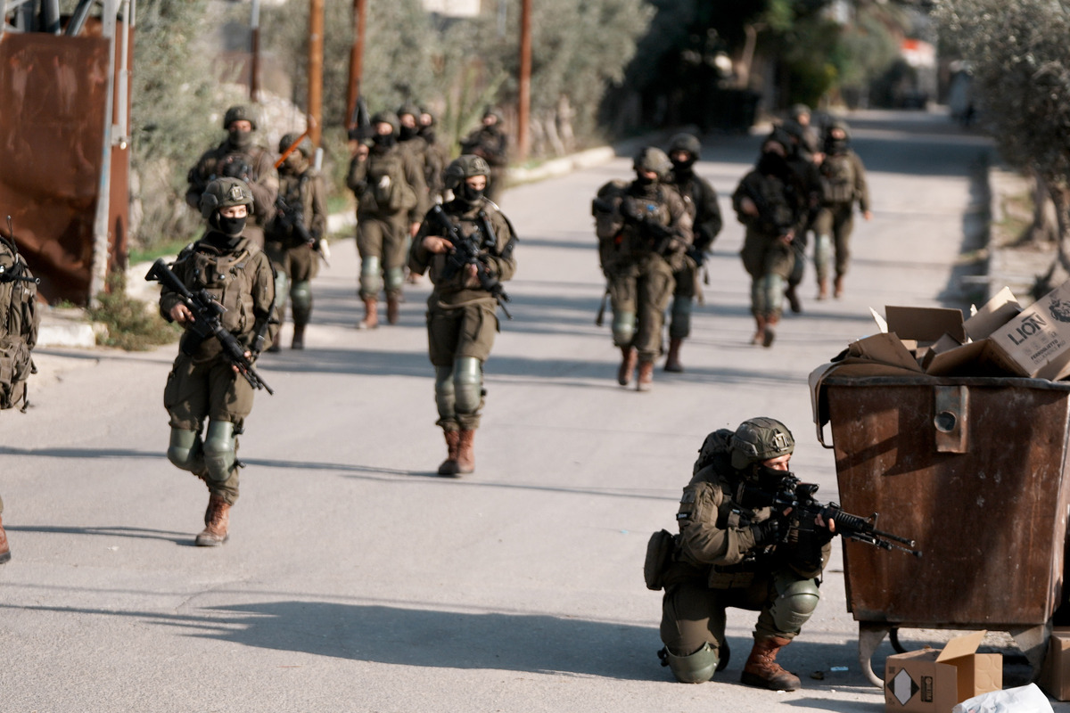 Israeli soldiers surround the Kefr Saba neighborhood after organizing a raid in Qalqilya, West Bank on December 4, 2025. [Issam Rimawi - Anadolu Agency]