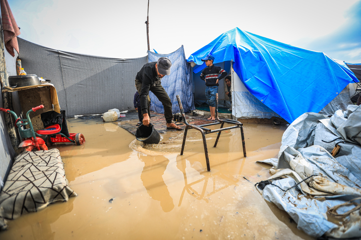 Heavy rain floods displaced Palestinians’ tents in Gaza – Middle East ...