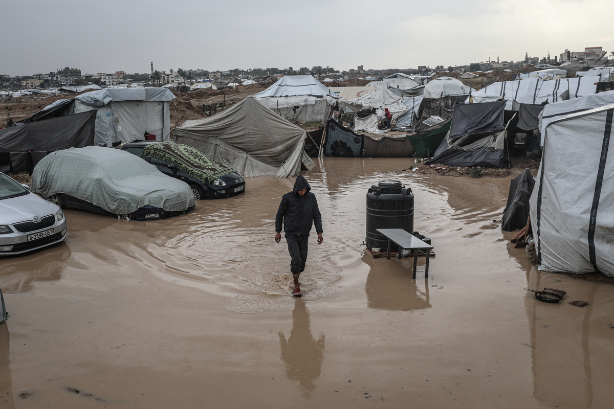 Heavy rains flood thousands of tents sheltering displaced civilians in ...