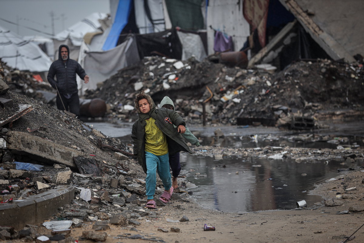 Heavy rains flood thousands of tents sheltering displaced civilians in ...