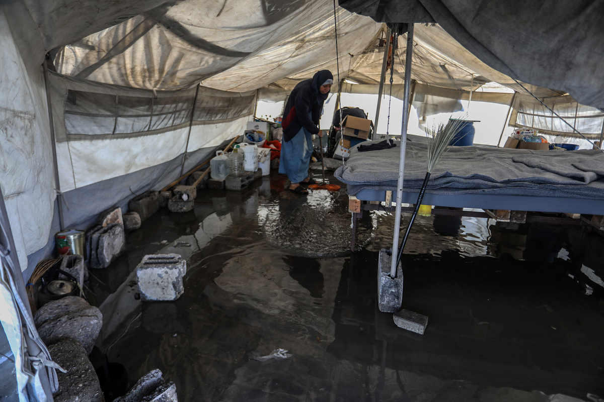 Heavy rain submerges tent of Palestinian family in Khan Yunis – Middle ...