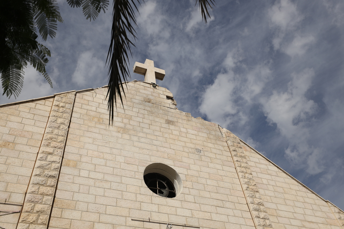 Palestinian Christians attend a Christmas Mass at the Holy Family Church with Latin Patriarch of Jerusalem Cardinal Pierbattista Pizzaballa taking part in the service amid Israel’s blockade, in Gaza City, Gaza, on December 21, 2025. [Khames Alrefi - Anadolu Agency]