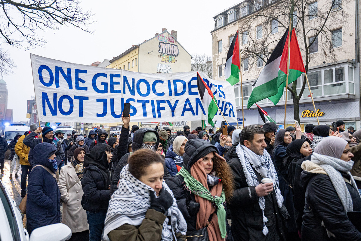 Protesters march in support of Palestinians after gathering in front of Neukolln City Hall (Rathaus Neukolln) in Berlin, Germany on December 27, 2025. [İlkin Eskipehlivan - Anadolu Agency]
