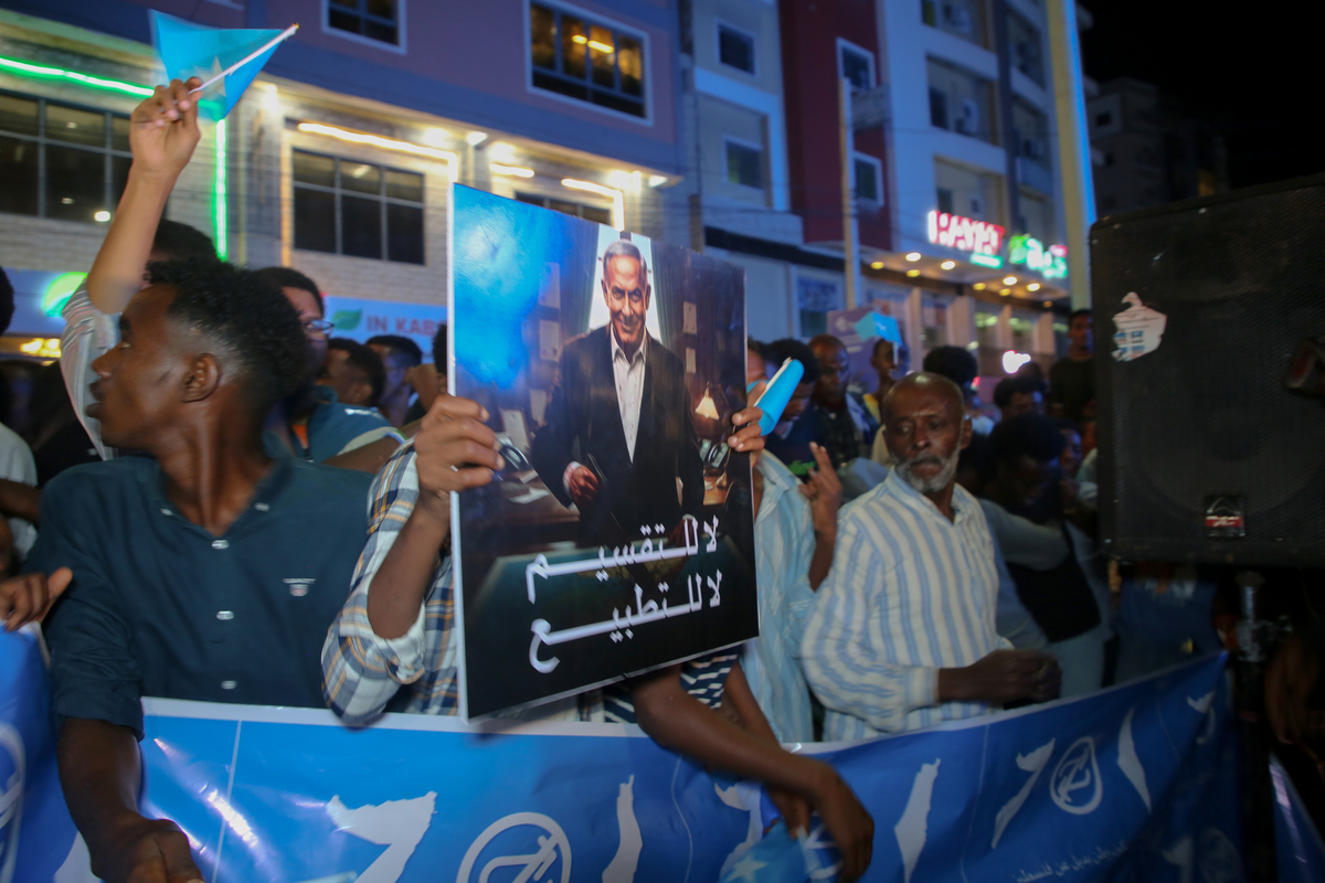 A group of Somalis, carrying Somali flags and chanting slogans against Israeli Prime Minister Benjamin Netanyahu and Israel, protest Israel's decision to recognize Somaliland, gathering in Mogadishu, the capital of Somalia, on December 28, 2025. [Abuukar Mohamed Muhidin - Anadolu Agency]